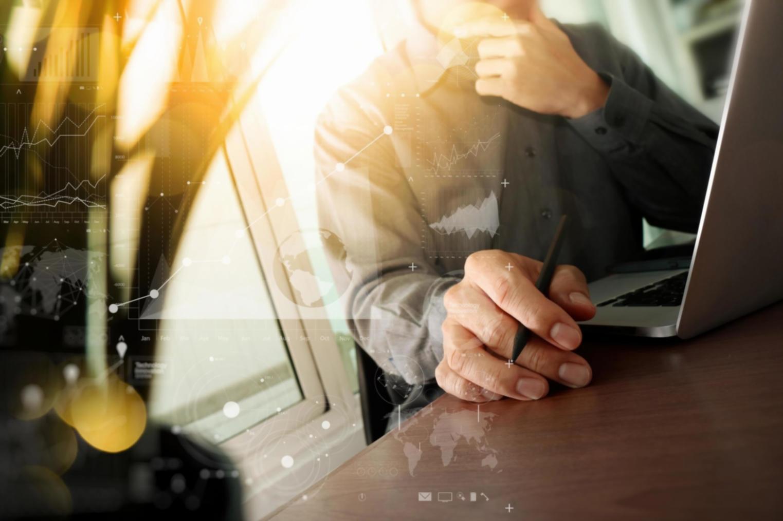 Современный офис академии с рабочими местами студентов