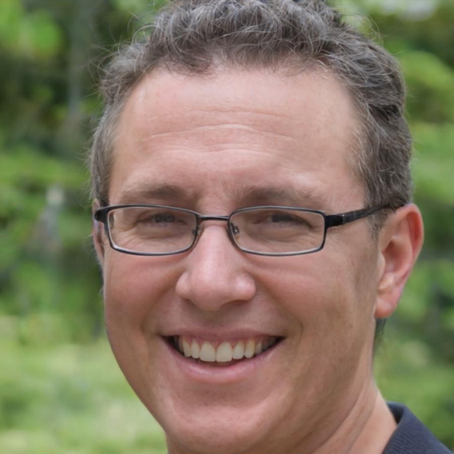 Арсен Тулегенов, ведущий преподаватель курса