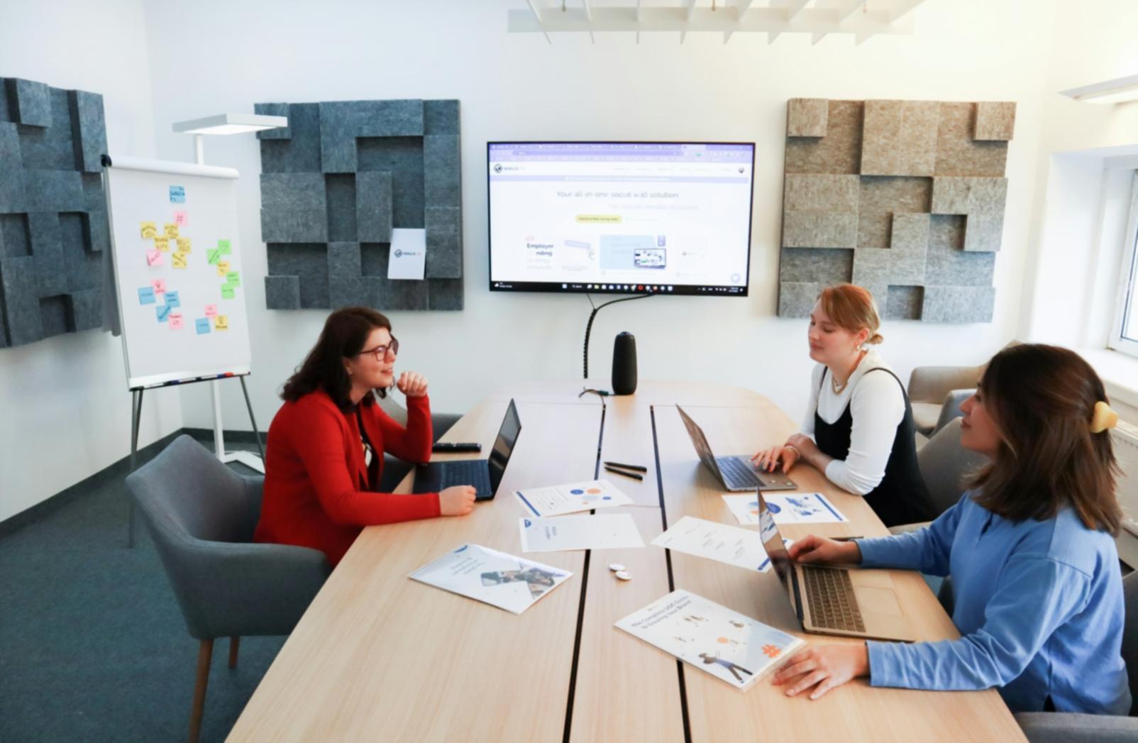 Специалист анализирует данные рекламных кампаний